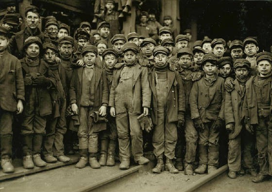 Breaker boys, Ewen Breaker, Pennsylvania Coal Co, South Pittston, Pa, Jan 1911, photo by Lewis Hine