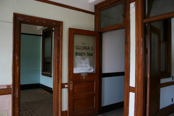 Location of Gloria's Beauty Shop, now vacant. Photo by Joe Manning, 2013.