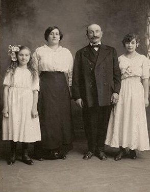 (L-R): Louise, Maria, Giulio, and Teresa Miglierini, circa 1915