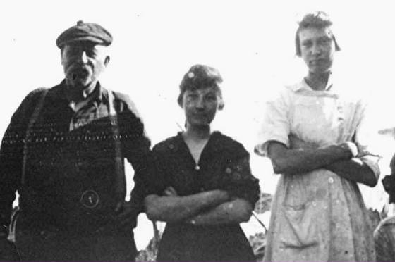 Minnie Thomas (right) with grandfather, John Thomas, and sister Evelyn Thomas, circa 1920s.