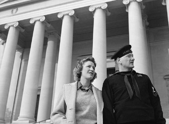 Lynn and Hugh Massman, Washington, DC, 1943. Photo by Esther Bubley.