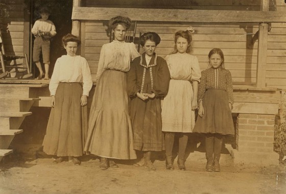 Lavator Arnette (2nd from left); sister Nettie (2nd from right).