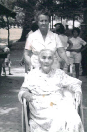 Ruth Barnhill McDowell and her mother, Annie McDowell.