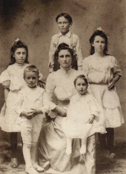 Rachel Hollingsworth and her children (Elbert & Ruby in front), circa 1908