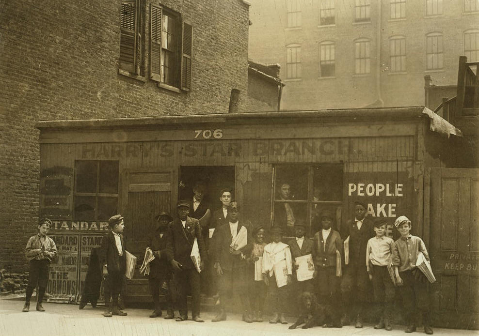 St. Louis newsboys, May 1910, Lewis Hine.