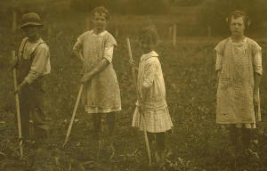 (L-R): Hugo, Clara, Martha & Isabella Umhoefer, July 1915. Photo by Lewis Hine.