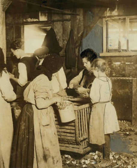 Rose Berdych (right), Bluffton, South Carolina, February 1913. Photo by Lewis Hine.
