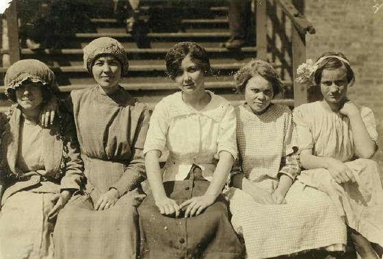 Rosa Mae Phillips (far right), Dallas, Texas, October 1913. Photo by Lewis Hine.